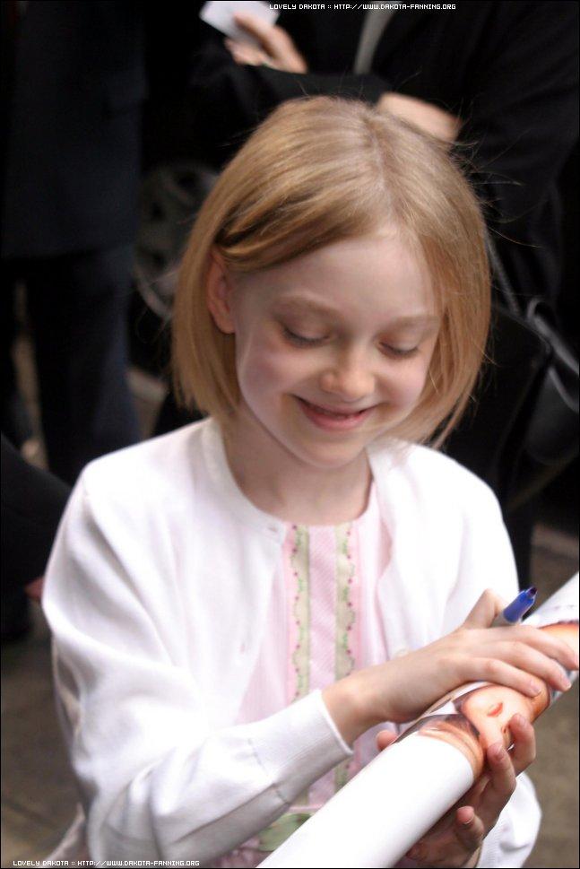 lovely-dakota-candid-2004-04-21-12.jpg