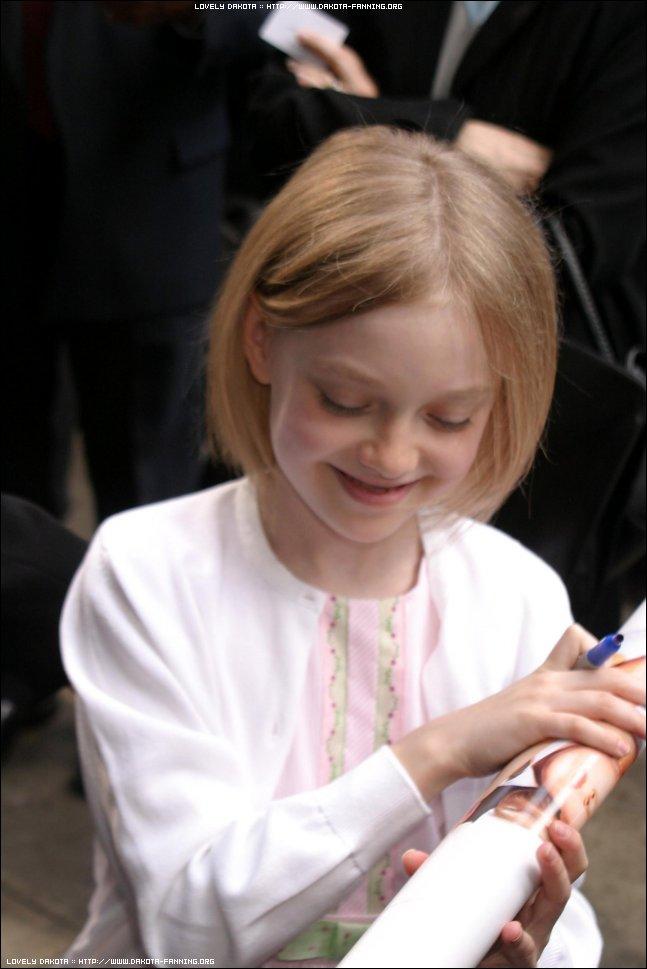 lovely-dakota-candid-2004-04-21-13.jpg