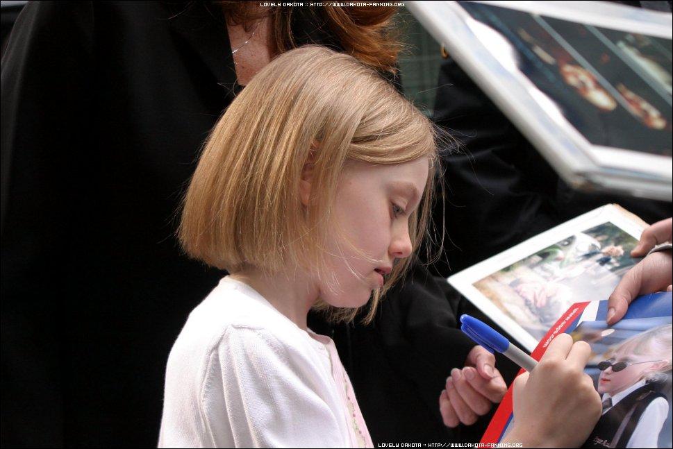 lovely-dakota-candid-2004-04-21-16.jpg