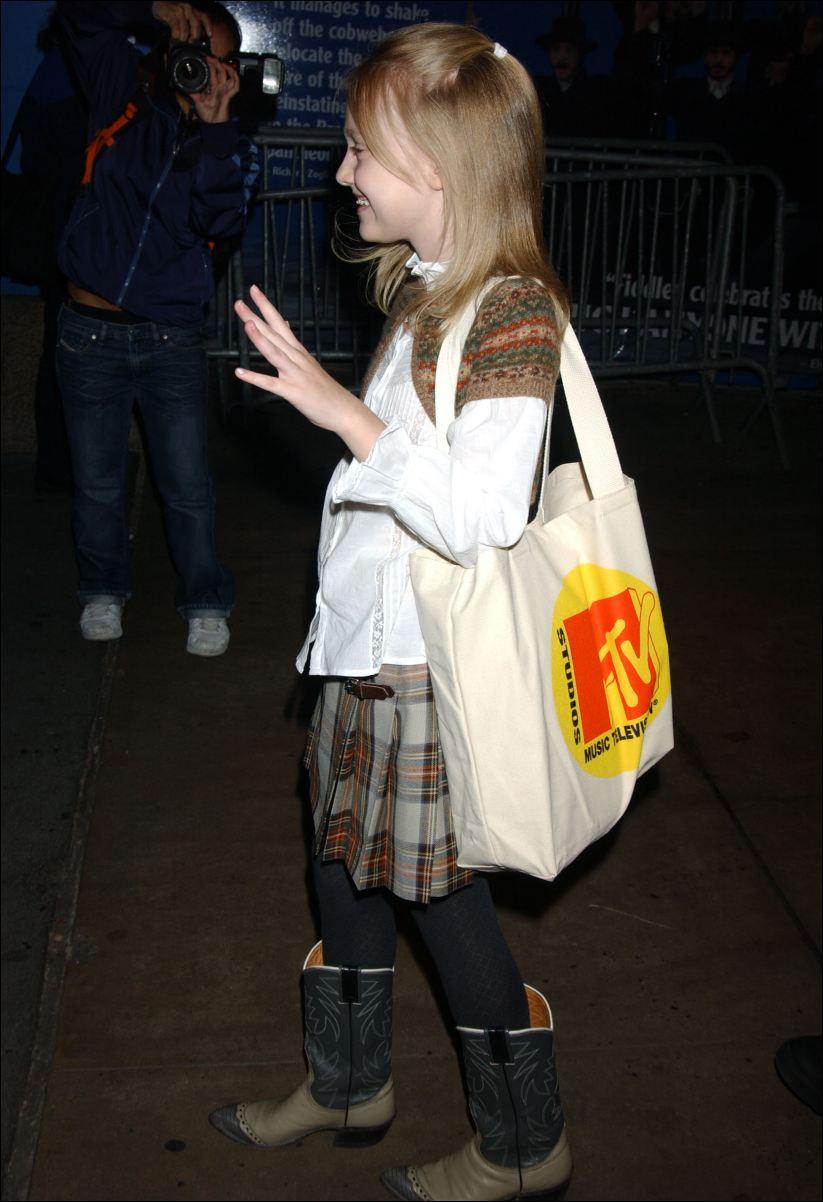 lovely-dakota-candid-2005-10-17-07.jpg