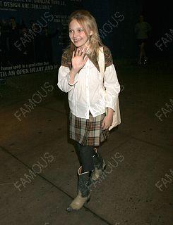 lovely-dakota-candid-2005-10-17-20.jpg