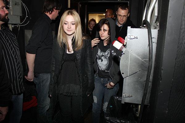lovely-dakota-candid-2010-01-23-02.jpg