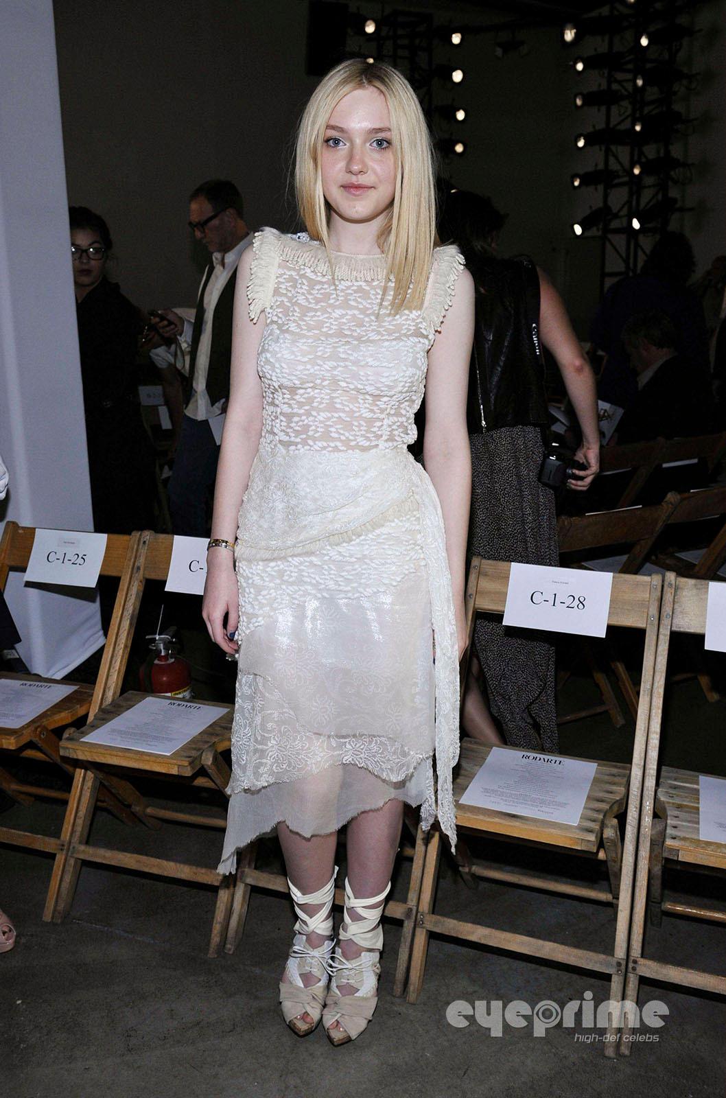 DakotaRodarteSpringFashionShowSeptember132011022.jpg