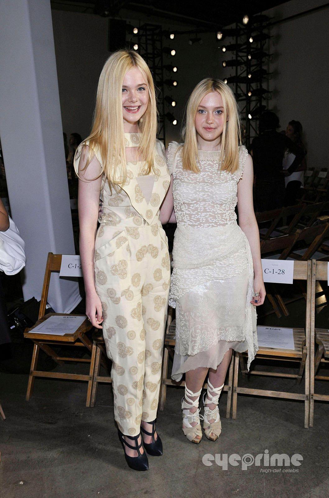 DakotaRodarteSpringFashionShowSeptember132011024.jpg