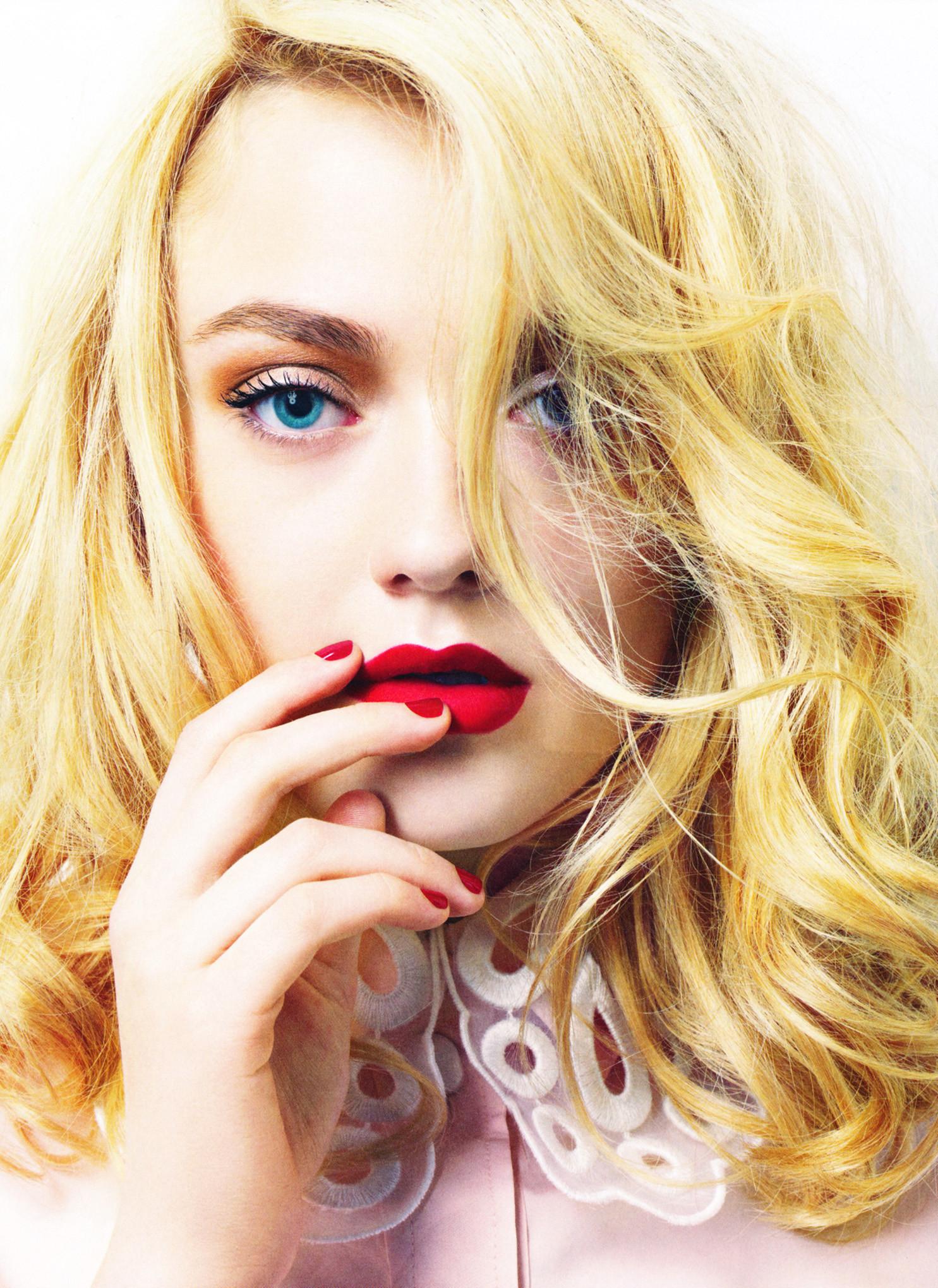 lovely-dakota-2012-02-elle-united-kingdom-05.jpg