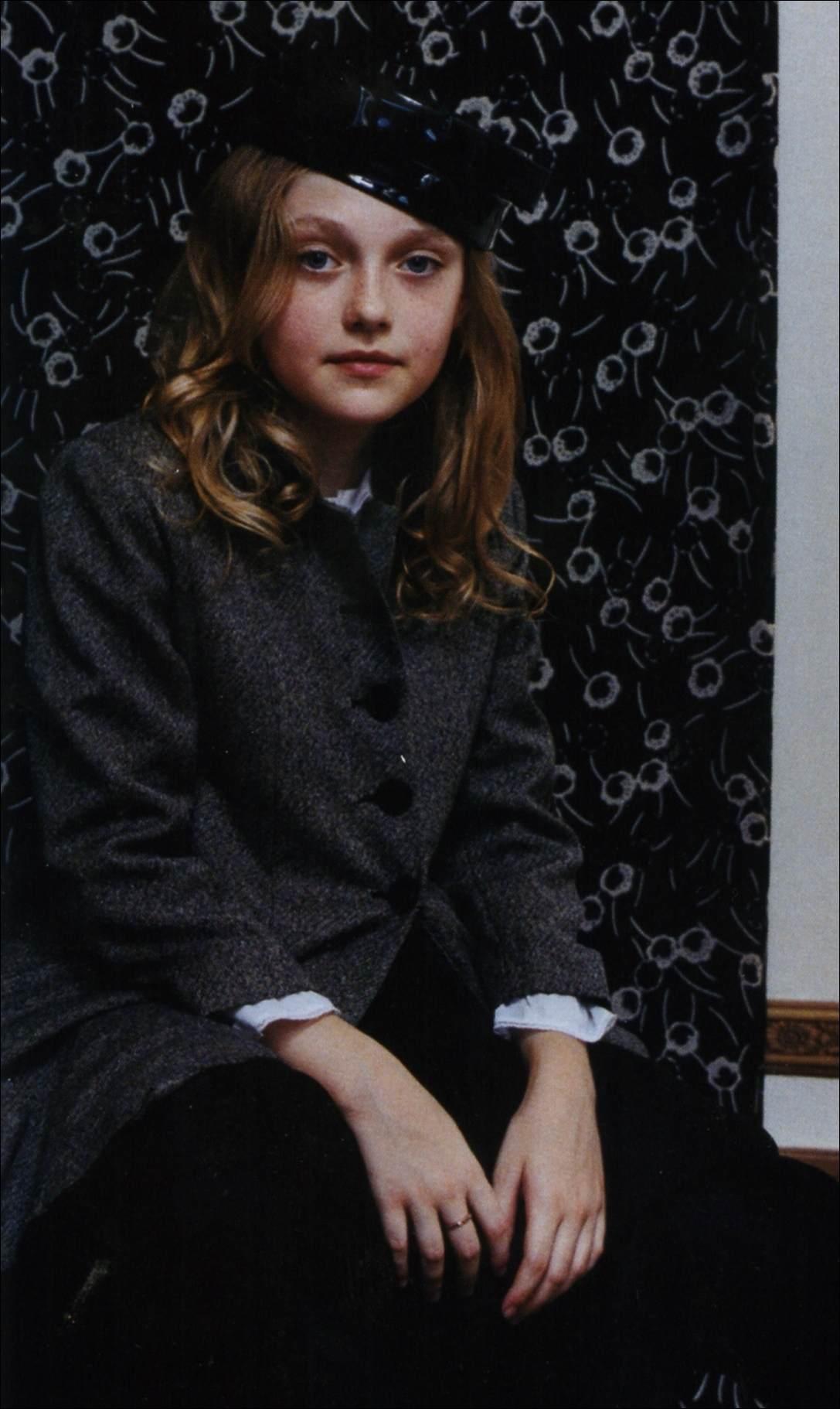 lovely-dakota-2006-10-teen-vogue-01.jpg