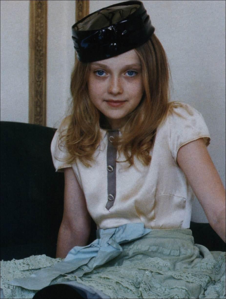 lovely-dakota-2006-10-teen-vogue-02.jpg