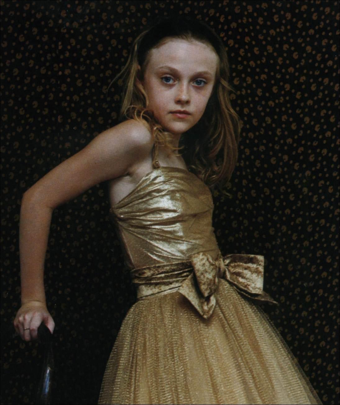 lovely-dakota-2006-10-teen-vogue-03.jpg