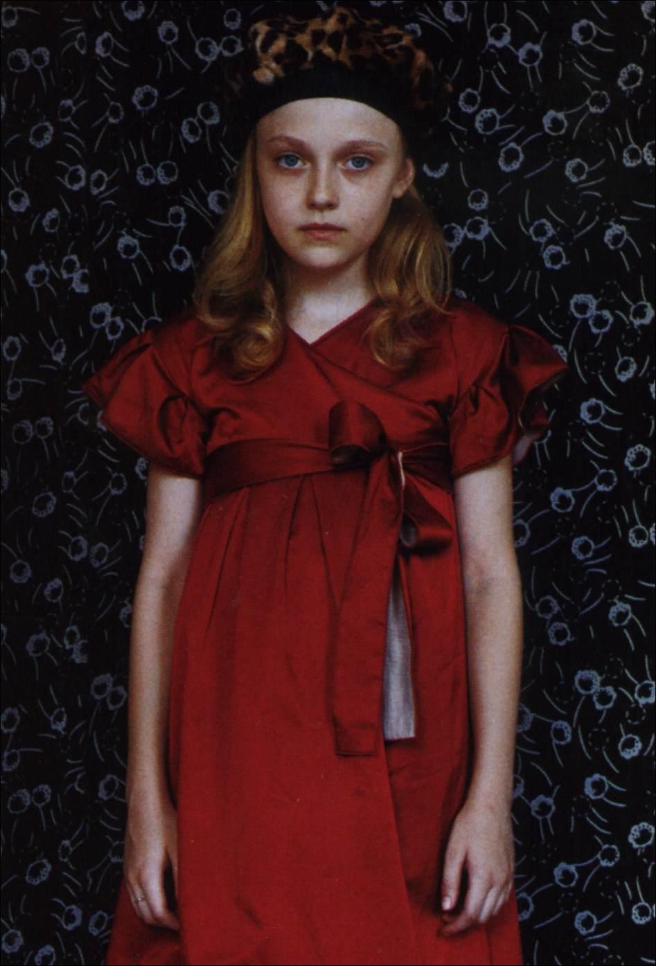 lovely-dakota-2006-10-teen-vogue-04.jpg