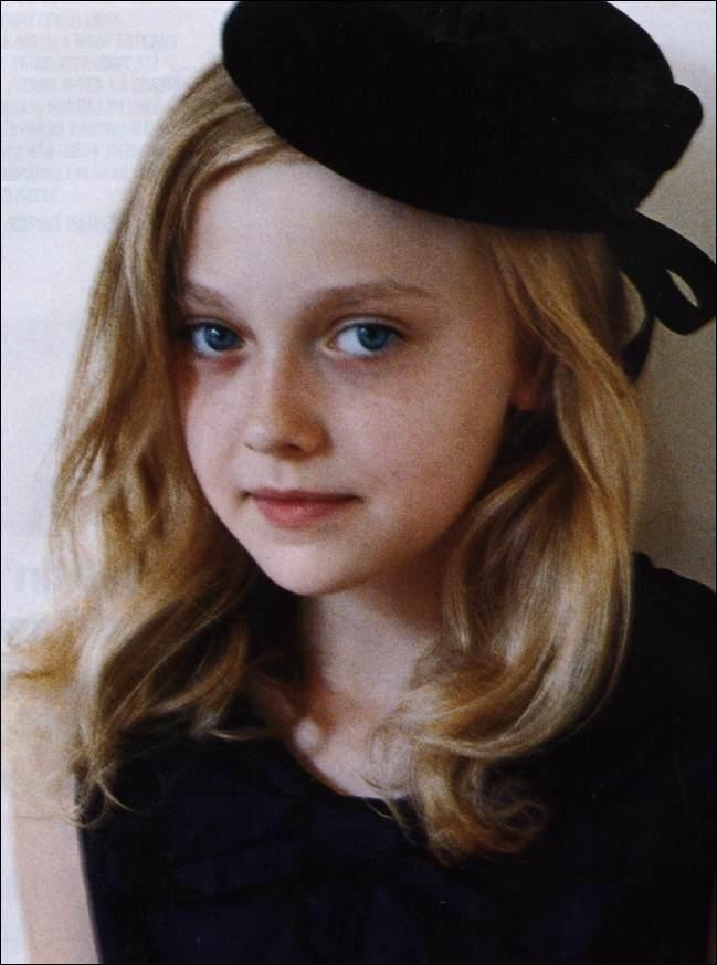 lovely-dakota-2006-10-teen-vogue-05.jpg