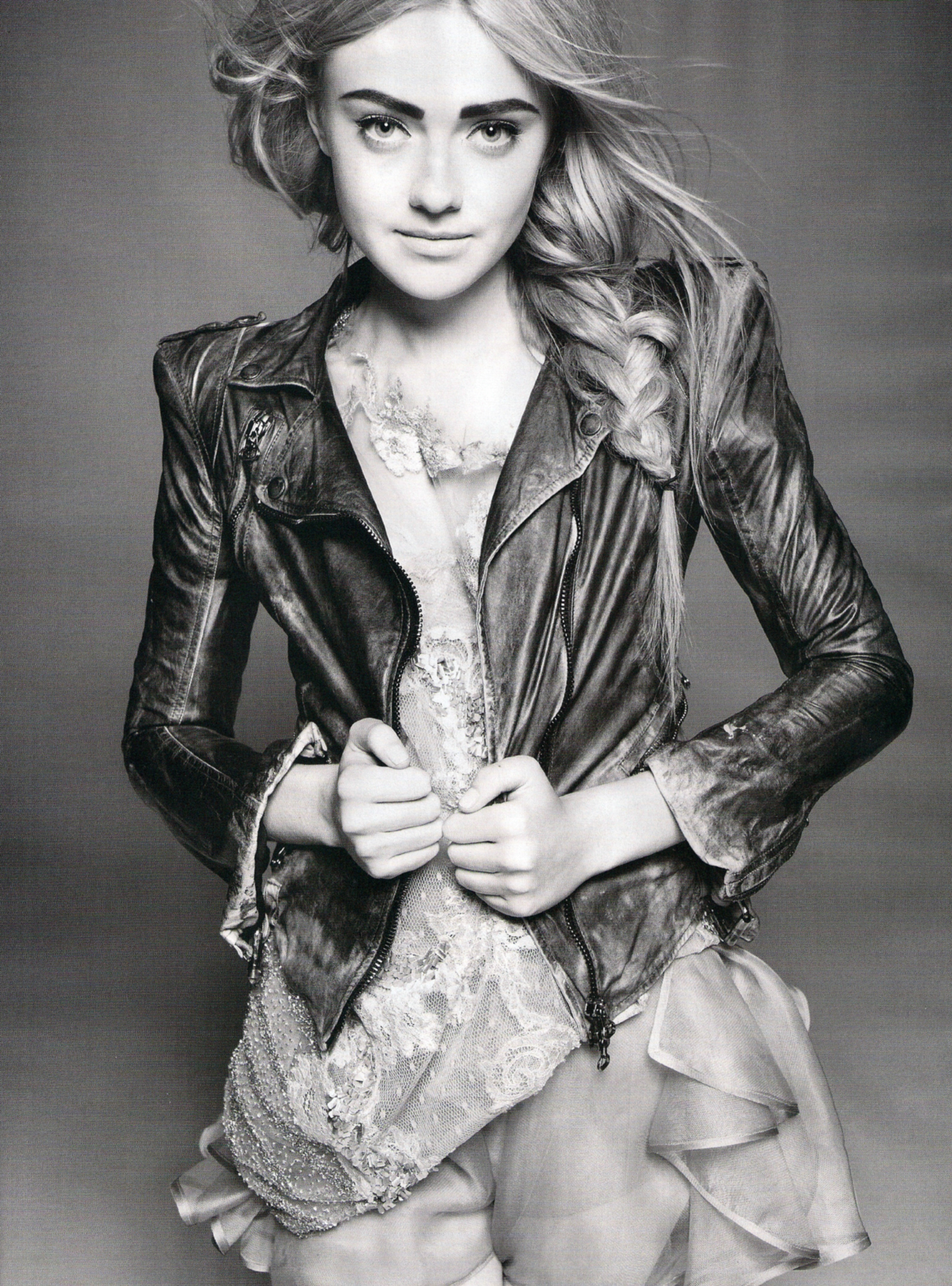 lovely-dakota-2010-02-vogue-italy-03.jpeg