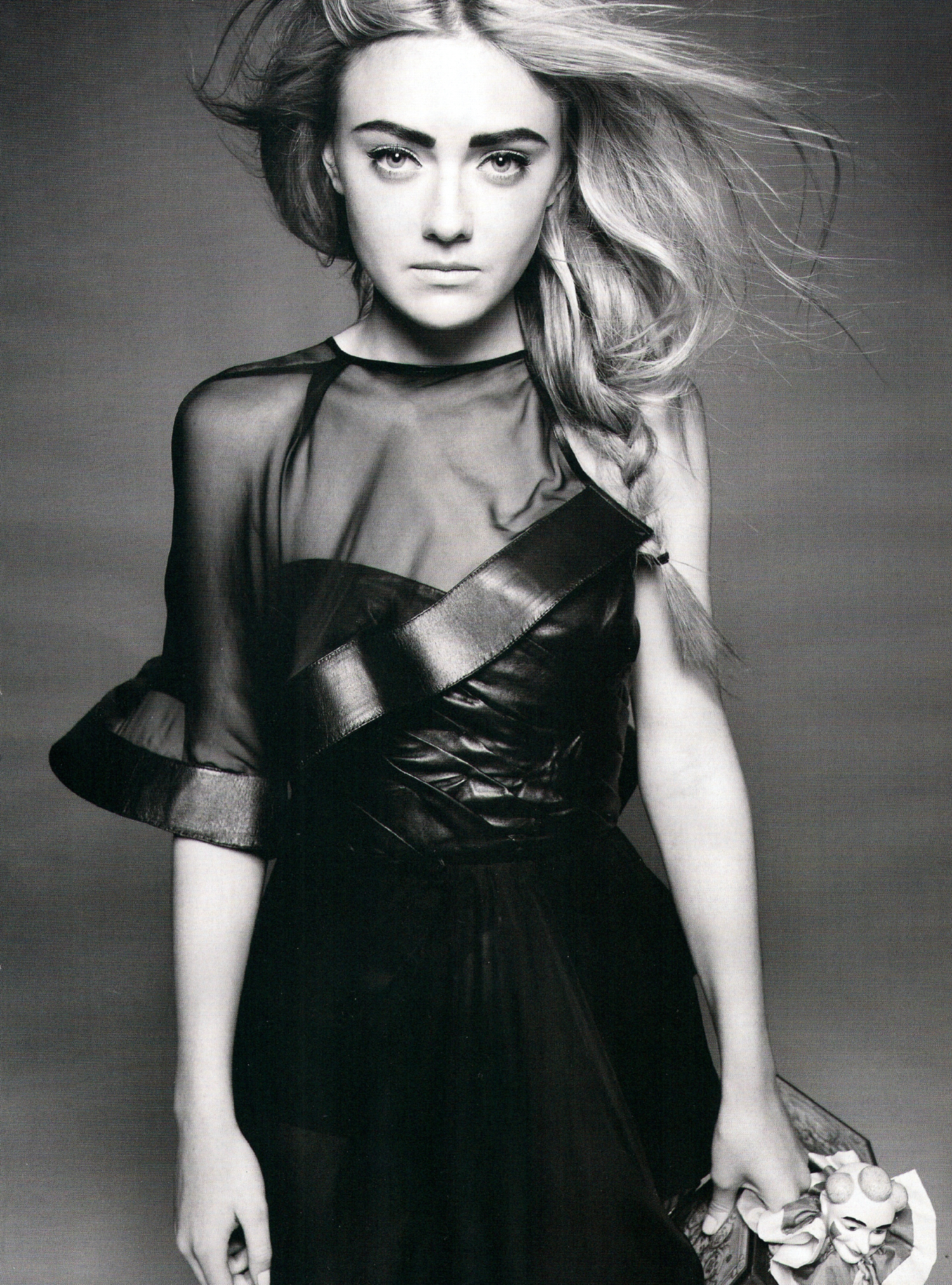 lovely-dakota-2010-02-vogue-italy-04.jpeg