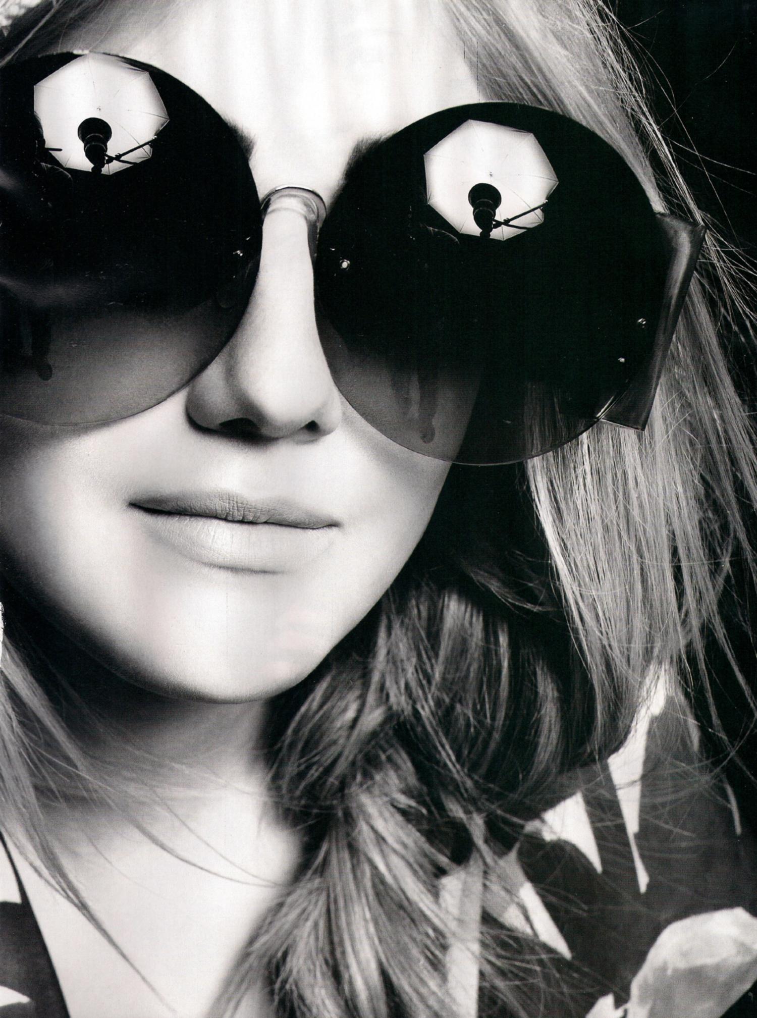 lovely-dakota-2010-02-vogue-italy-07.jpg