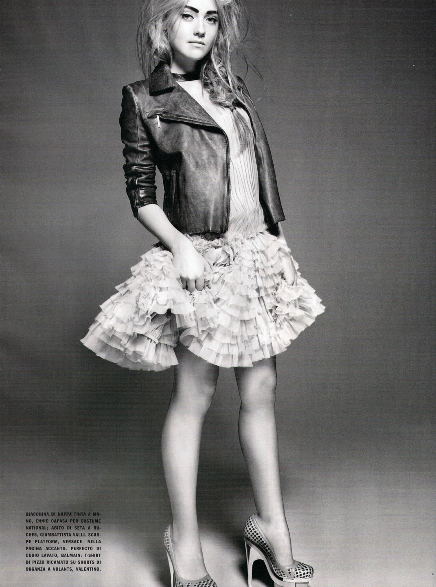 lovely-dakota-2010-02-vogue-italy-09.jpg