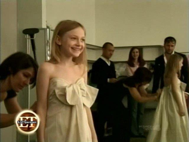 lovely-dakota-annie-leibovitz-bts-2006-01.jpg
