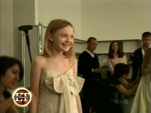 lovely-dakota-annie-leibovitz-bts-2006-02.jpg