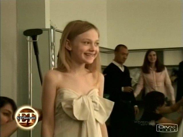lovely-dakota-annie-leibovitz-bts-2006-04.jpg