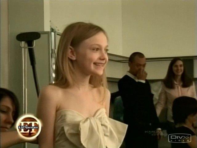 lovely-dakota-annie-leibovitz-bts-2006-06.jpg