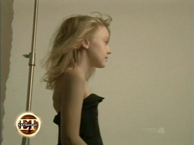 lovely-dakota-annie-leibovitz-bts-2006-26.jpg
