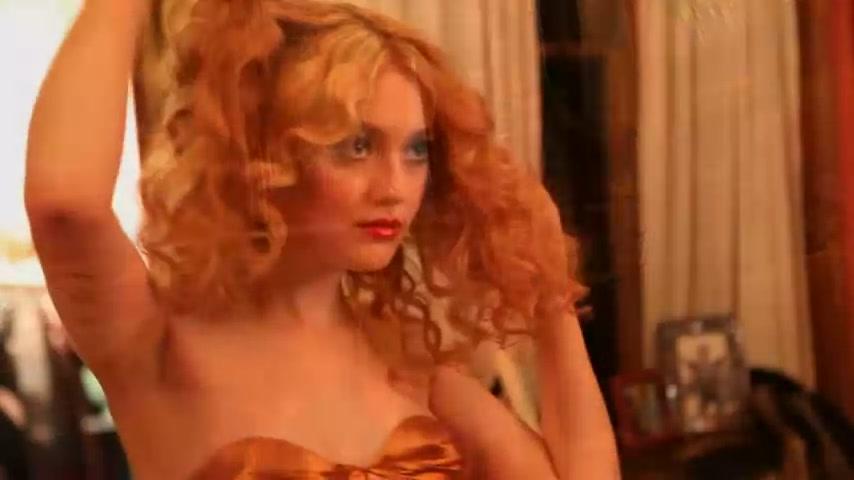 lovely-dakota-ellen-von-unwerth-bts-028.jpg