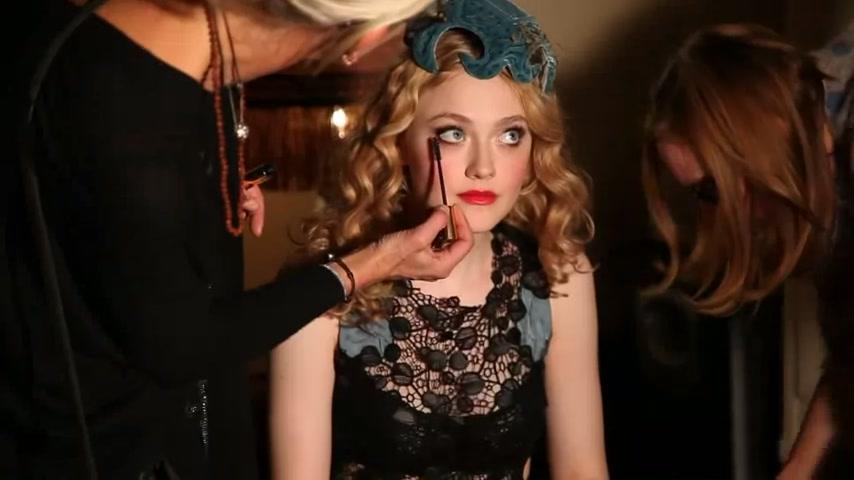 lovely-dakota-ellen-von-unwerth-bts-089.jpg