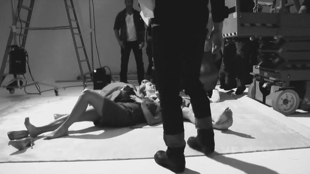 lovely-dakota-norman-jean-roy-bts-2010-05.jpg