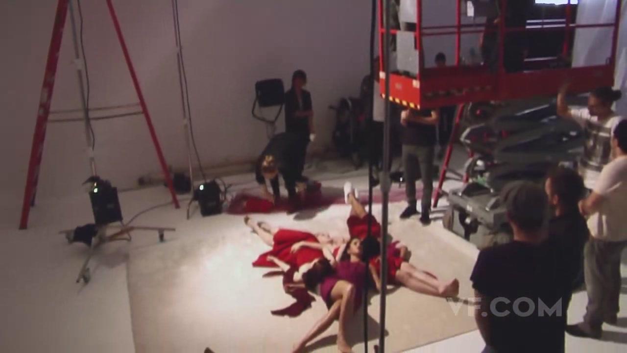 lovely-dakota-norman-jean-roy-bts-2010-08.jpg