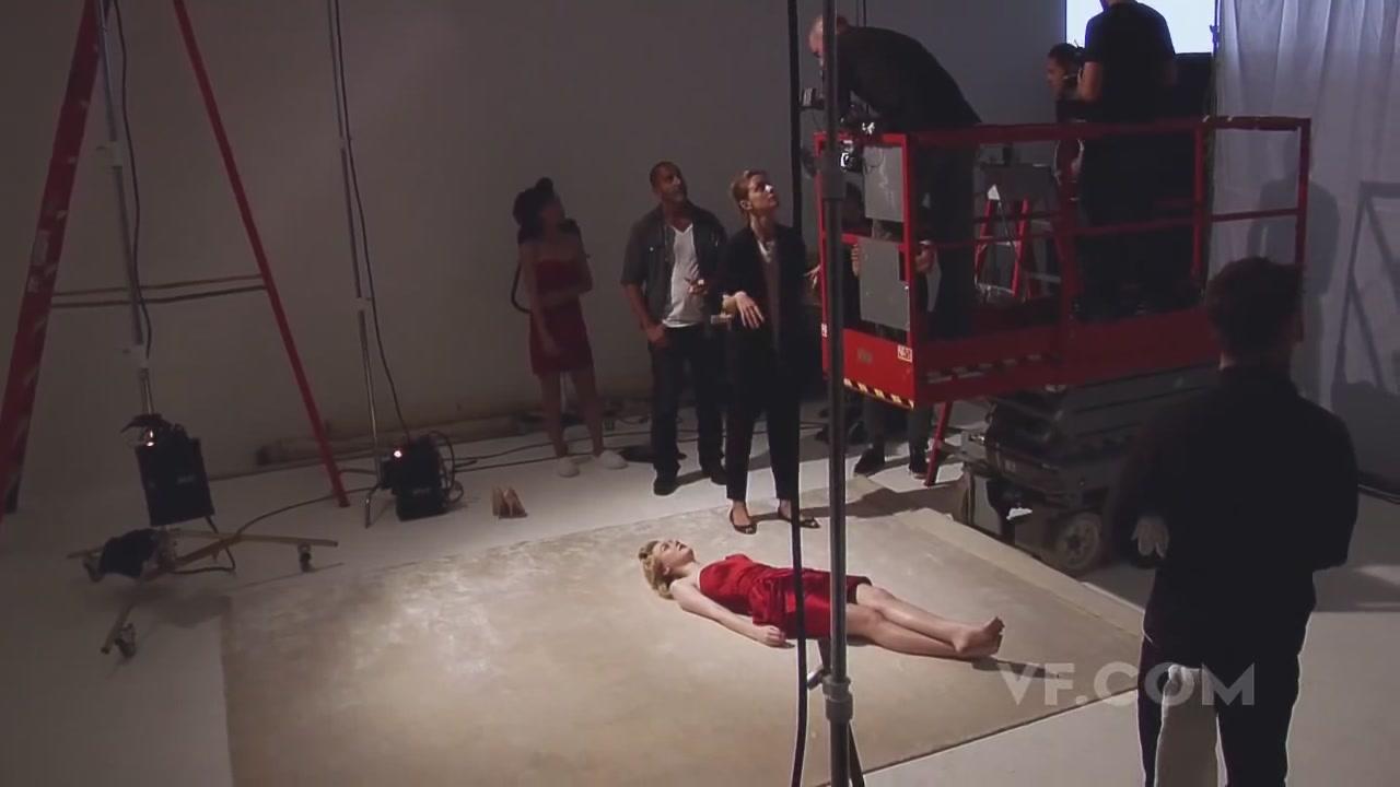 lovely-dakota-norman-jean-roy-bts-2010-19.jpg