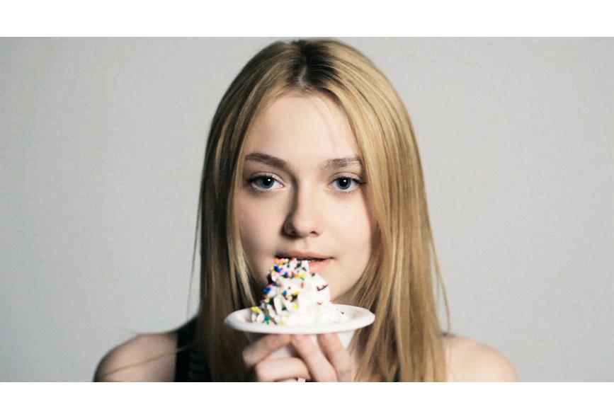 lovely-dakota-brigitte-lacombe-2010-01.jpg