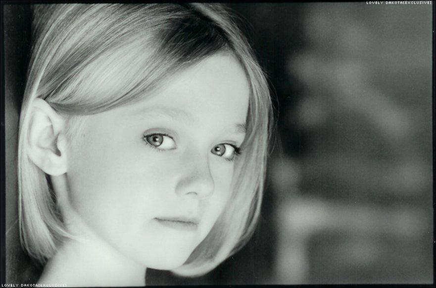 lovely-dakota-head-shot-02.jpg