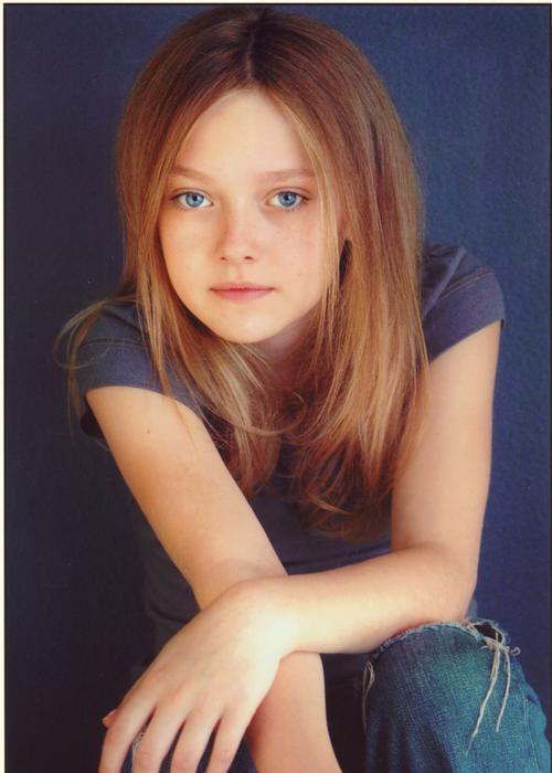 lovely-dakota-head-shot-08.jpg