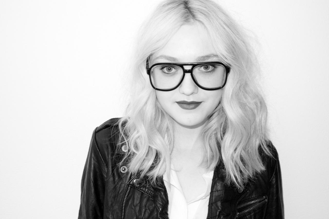 lovely-dakota-terry-richardson-2011-04.jpg