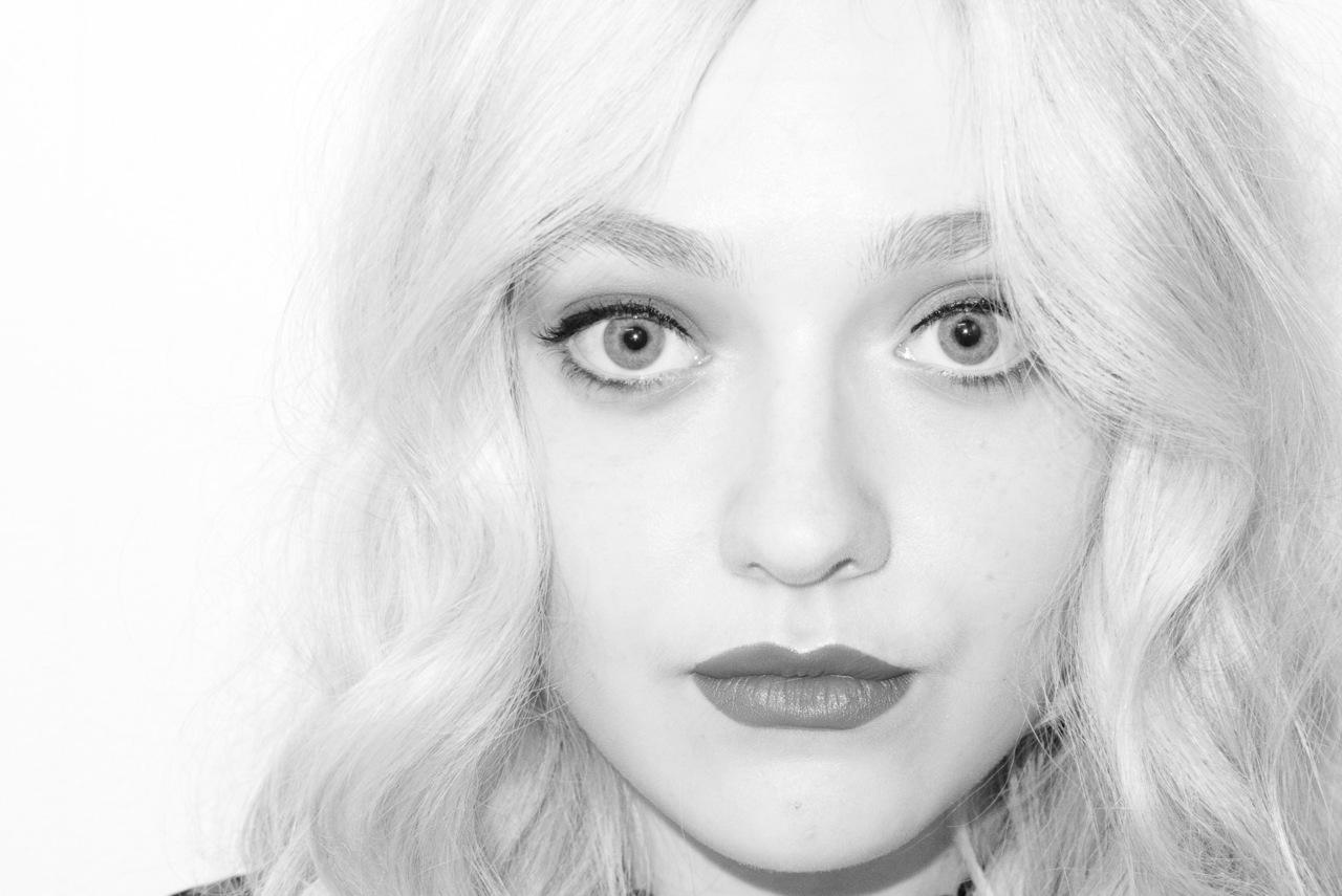 lovely-dakota-terry-richardson-2011-07.jpg