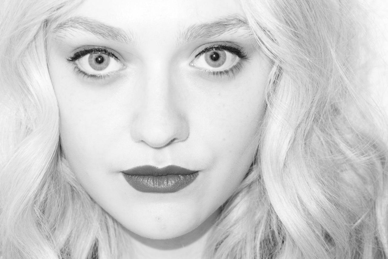 lovely-dakota-terry-richardson-2011-09.jpg