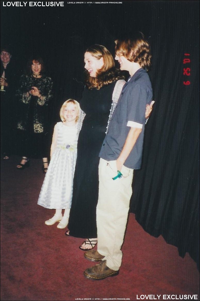 lovely-dakota-father-xmas-premiere-01.jpg