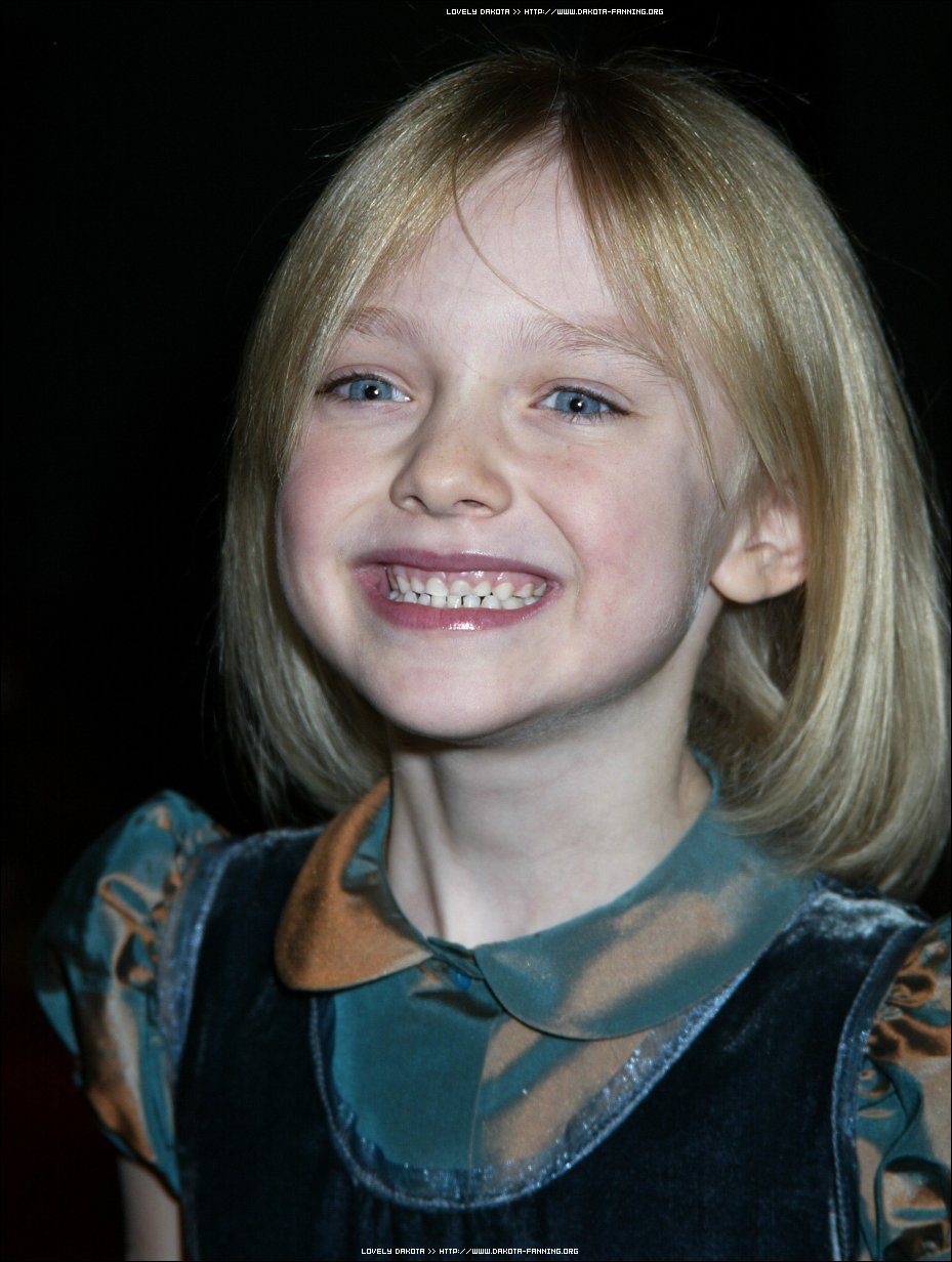 lovely-dakota-broadcast-film-critics-awards-2002-01-22-13.jpg