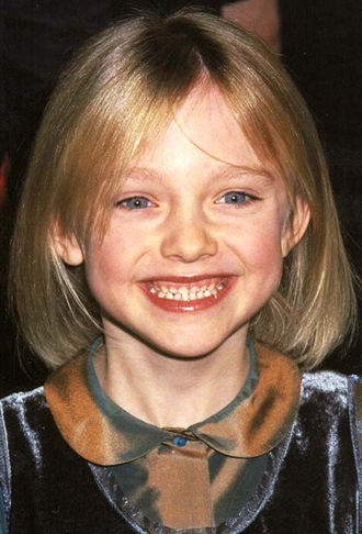 lovely-dakota-broadcast-film-critics-awards-2002-01-22-19.jpg