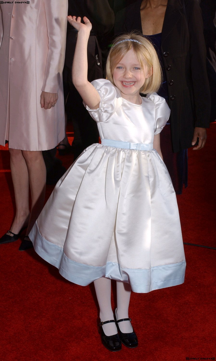 lovely-dakota-sag-awards-2002-03-10-01.jpg