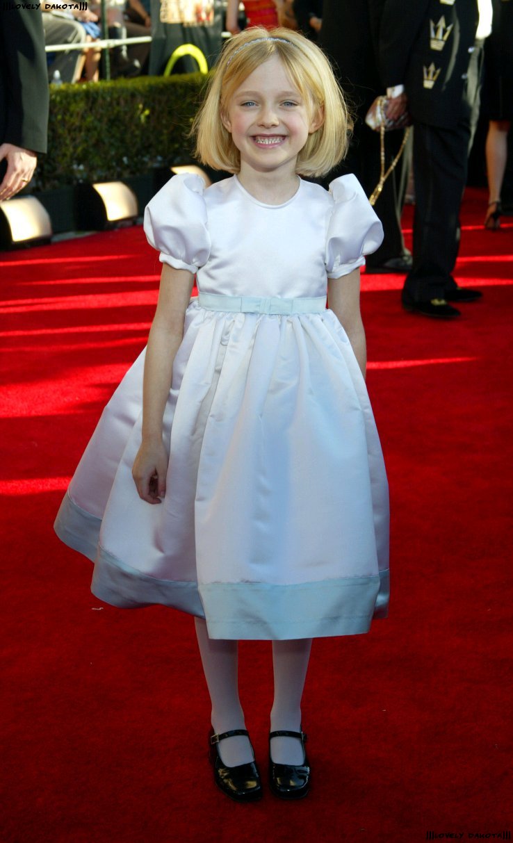 lovely-dakota-sag-awards-2002-03-10-05.jpg