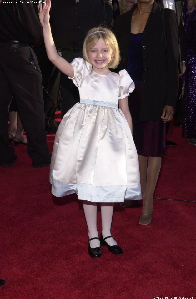 lovely-dakota-sag-awards-2002-03-10-09.jpg