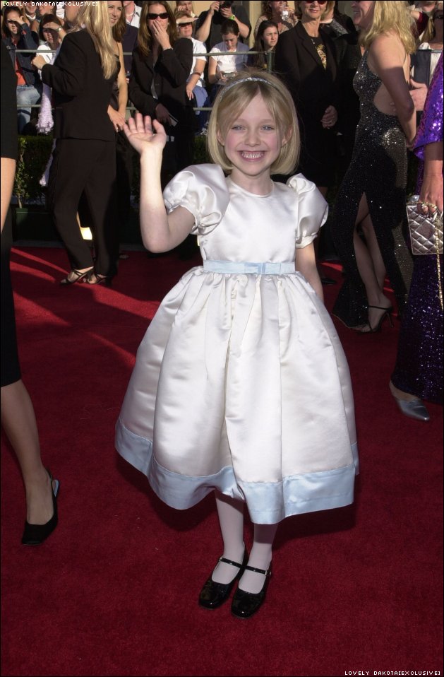 lovely-dakota-sag-awards-2002-03-10-10.jpg