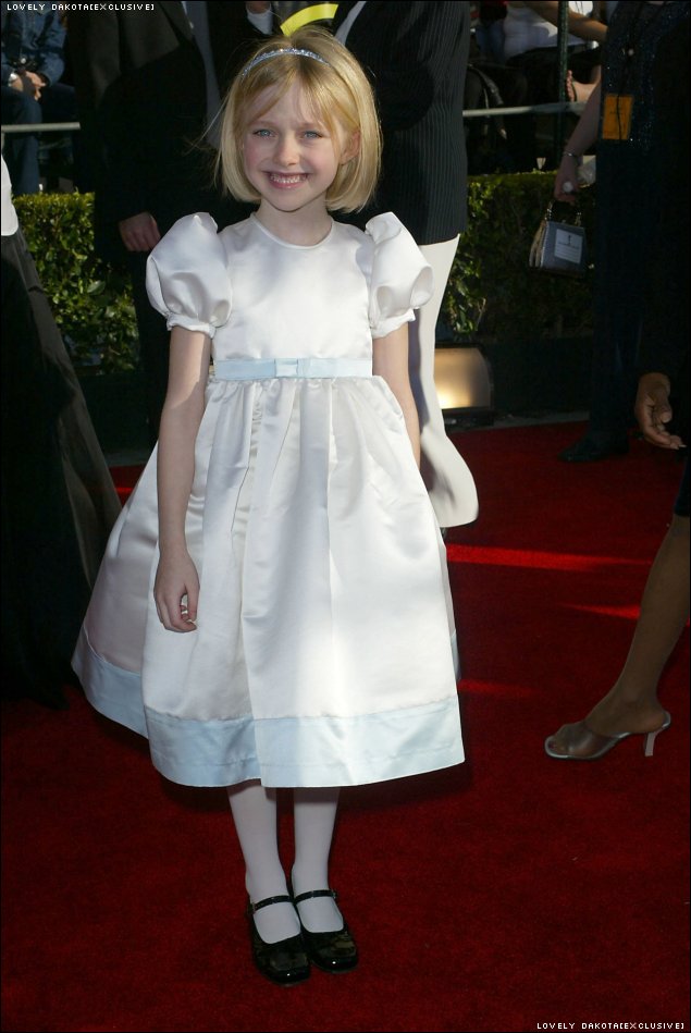 lovely-dakota-sag-awards-2002-03-10-11.jpg