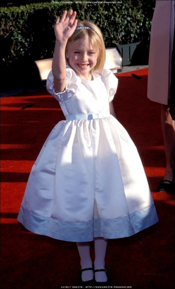 lovely-dakota-sag-awards-2002-03-10-13.jpg