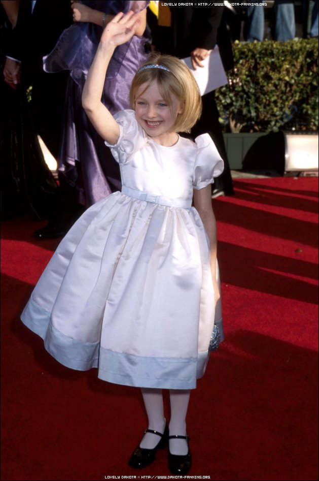 lovely-dakota-sag-awards-2002-03-10-14.jpg