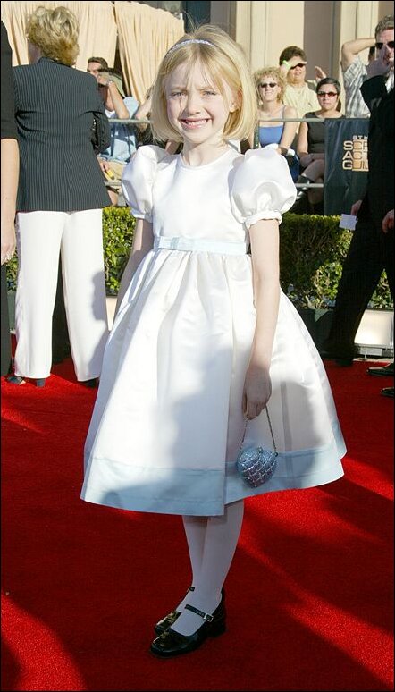 lovely-dakota-sag-awards-2002-03-10-15.jpg
