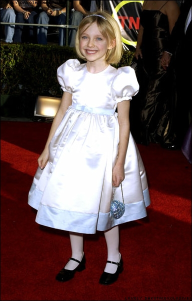 lovely-dakota-sag-awards-2002-03-10-16.jpg