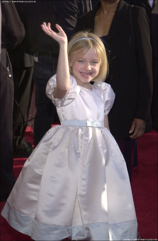lovely-dakota-sag-awards-2002-03-10-19.jpg
