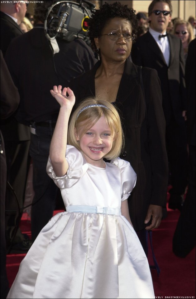 lovely-dakota-sag-awards-2002-03-10-20.jpg