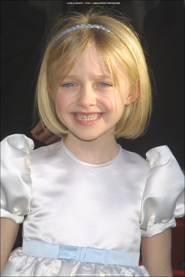 lovely-dakota-sag-awards-2002-03-10-22.jpg