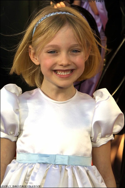 lovely-dakota-sag-awards-2002-03-10-24.jpg